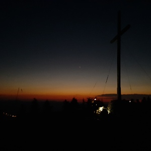 Das Schöckl-Gipelkreuz kurz vor dem Sonnenaufgang