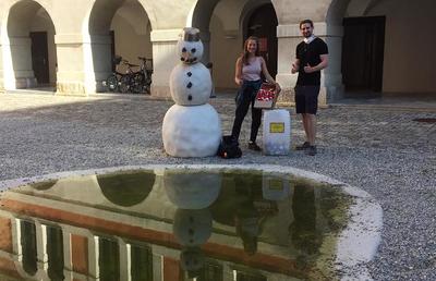 Julia bei der Übergabe der Stöpsel im Innenhof des Priesterseminars